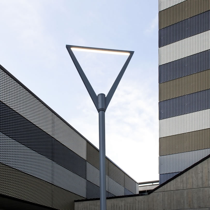 Poster pole top luminaire